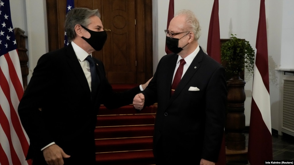 Menteri Luar Negeri AS Antony Blinken bertemu dengan Presiden Latvia Egils Levits di Riga, Latvia, 30 November 2021. (Foto: REUTERS/Ints Kalnins)