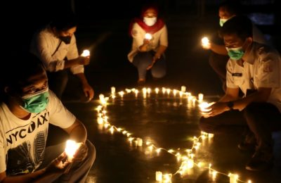Aktivis Indonesia memegang lilin dalam rangka memperingati Hari AIDS Sedunia di Jakarta, Rabu, 1 Desember 2021. Hari AIDS Sedunia diperingati pada 1 Desember setiap tahun untuk meningkatkan kesadaran tentang AIDS. (Foto AP/Tatan Syuflana)