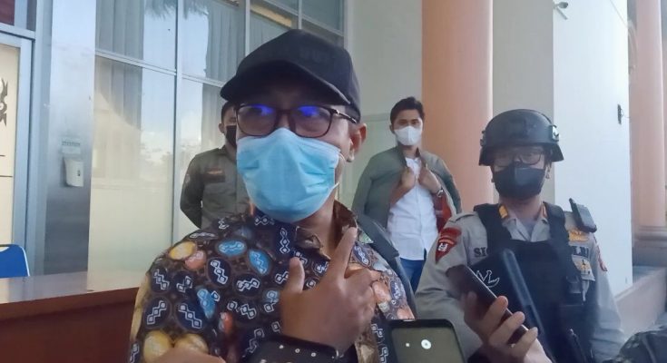 Penyidik KPK usai melakukan penggeledahan di Kantor Bupati Kabupaten Penajam Paser Utara, Senin (17/01) (ESY)