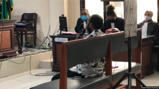 Victor Yeimo dalam persidangan di PN Kelas IA Jayapura. (Foto: Courtesy/Gustav Kawer)