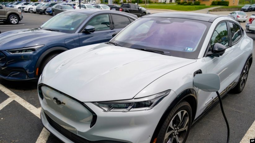 Sepasang Ford Mustang Mach E 2021 di dealer Ford di Wexford, Pa, Kamis, 6 Mei 2021. Ford memisahkan dua bisnis otomotif yang berbeda, tetapi saling bergantung secara strategis: Ford Blue dan Ford Model e. (AP/Keith Srakocic)