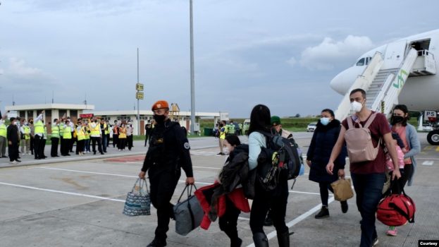 Beberapa WNI dari Ukraina tiba di Bandara Soekarno Hatta, Kamis, 3 Maret 2022. (Kementerian Luar Negeri Indonesia)