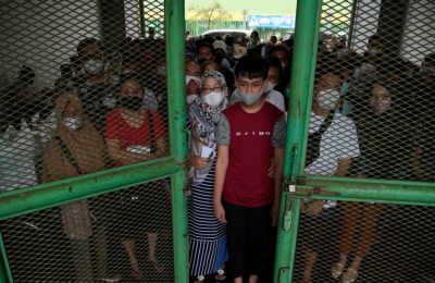 Warga mengantre untuk menerima vaksin COVID-19 di Stadion Patriot Candrabhaga, Bekasi, pinggiran Jakarta, Selasa, 8 Februari 2022. (Foto: AP/Achmad Ibrahim)