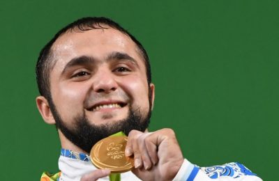 Atlet angkat besi asal Kazakhstan Nijat Rahimov berpose dengan medali emas yang diraihnya setelah ia berhasil menjadi yang terbaik di kelas 77 kilogram pria dalam ajang Olimpiade 2016 di Rio de Janeiro, Brazil, pada 10 Agustus 2016. (Foto: AFP/Goh Chai Hi