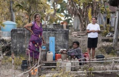 Warga Umutnana, Nusa Tenggara Timur tersenyum bahagia, setelah mendapat akses air bersih bantuan dari Solar Chapter. (IG/Solarchapter)