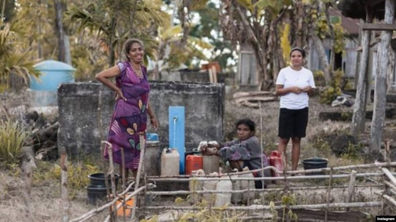 Warga Umutnana, Nusa Tenggara Timur tersenyum bahagia, setelah mendapat akses air bersih bantuan dari Solar Chapter. (IG/Solarchapter)