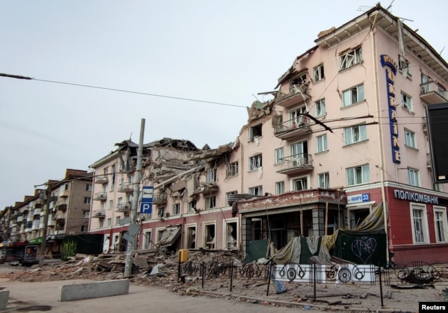 Hotel 'Ukraina' di pusat Chernihiv, Ukraina, hancur akibat serangan udara Rusia, 12 Maret 2022. (REUTERS/Oleh Holovatenko)