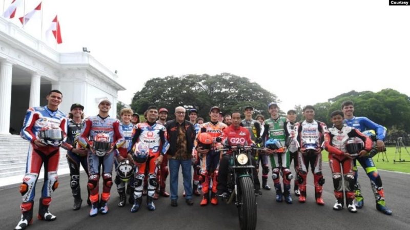 Presiden Jokowi dengan motor kesayangannya, berfoto bersama para pembalap Moto GP di Istana Merdeka, Jakarta, 16 Maret 2022. (Setpres RI)