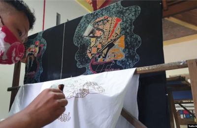 ekerja penyandang difabel sedang membatik motif motogp Mandalika di Batik Toeli Laweyan Solo. (Foto: VOA/Yudha Satriawan)