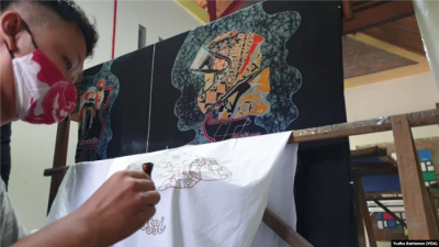 Pekerja penyandang difabel sedang membatik motif motogp Mandalika di Batik Toeli Laweyan Solo. (Foto: VOA/Yudha Satriawan)