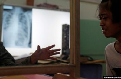 Seorang dokter (kiri) menghibur pasien tuberkulosisnya di poliklinik Persatuan Melawan Tuberkulosis di Jakarta, 4 April 2011. (Foto: REUTERS/Beawiharta)