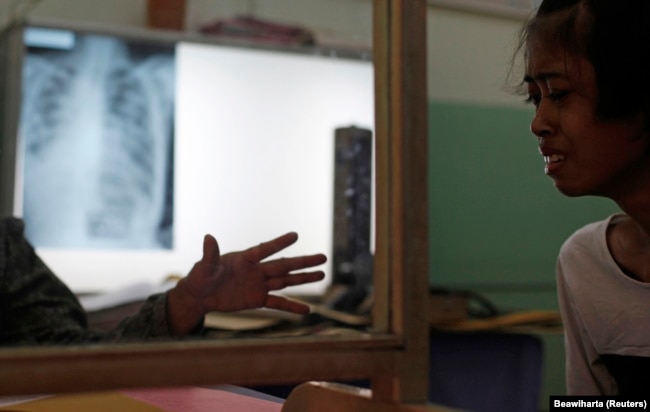 Seorang dokter (kiri) menghibur pasien tuberkulosisnya di poliklinik Persatuan Melawan Tuberkulosis di Jakarta, 4 April 2011. (Foto: REUTERS/Beawiharta)