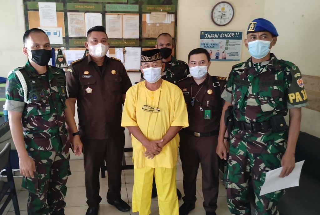 Tim Penyidik Koneksitas yang terdiri dari Jaksa Penyidik pada Jaksa Agung Muda Bidang Pidana Militer, Pusat Polisi Militer TNI AD, dan Oditurat Militer Tinggi II Jakarta menahan tersangka korupsi. (Ist)