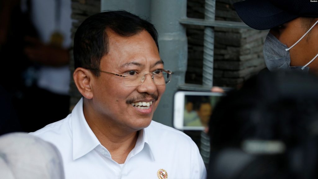 Mantan Menteri Kesehatan RI, Terawan Agus Putranto di bandara Halim Perdanakusuma, Jakarta, 15 Februari 2020. (REUTERS/Willy Kurniawan).