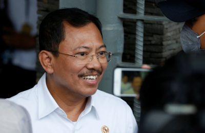 Mantan Menteri Kesehatan RI, Terawan Agus Putranto di bandara Halim Perdanakusuma, Jakarta, 15 Februari 2020. (REUTERS/Willy Kurniawan).