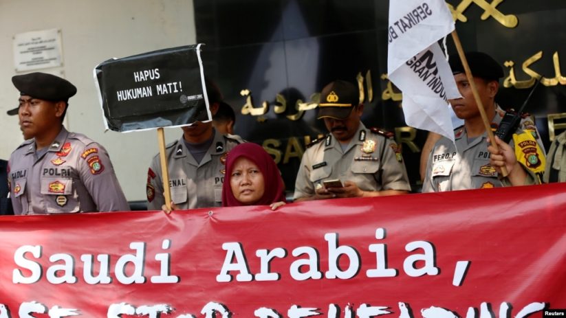 Para aktivis melakukan aksi protes menuntut dihapuskannya hukuman mati di Arab Saudi dalam sebuah aksi di depan Kedutaan Arab Saudi di Jakarta, pada 20 Maret 2018. (Foto: Reuters/Darren Whiteside).