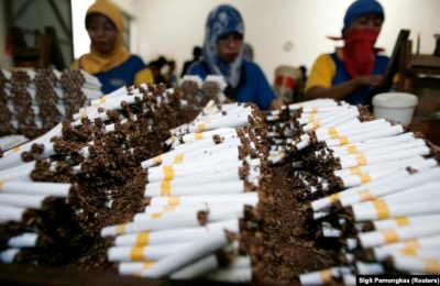 Pekerja melinting rokok di sebuah pabrik di Sidoarjo, Jawa Timur, 2 Februari 2009. (Foto: REUTERS/Sigit Pamungkas)