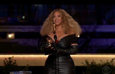 Penyanyi Beyonce saat menerima penghargaan Grammy untuk kategori Best R&B Performance untuk lagunya "Balck Parade" dalam ajang Grammy ke 63 yang digelar di Los Angeles, pada 14 Maret 2021. (Foto: CBS/Handout via Reuters)