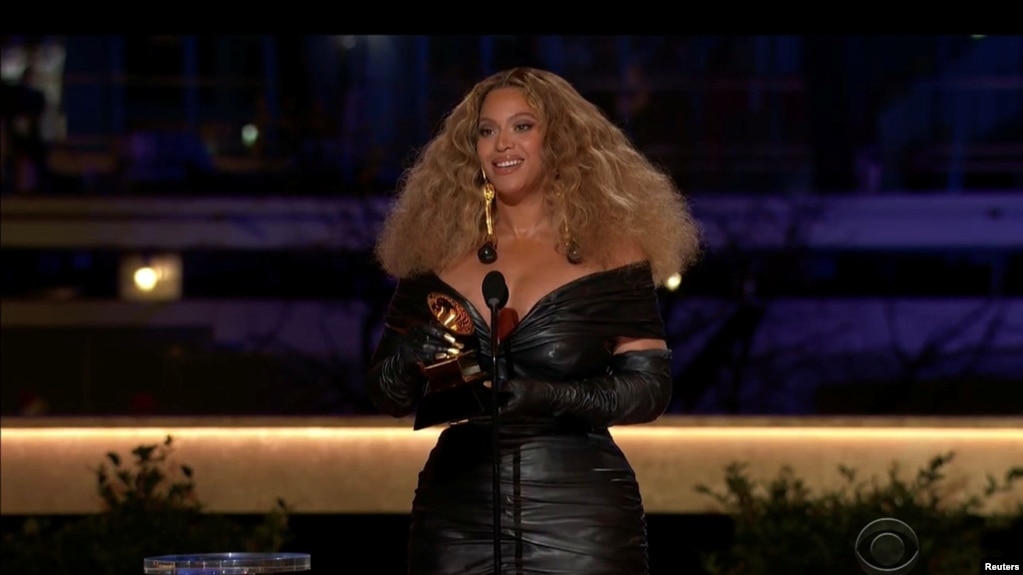 Penyanyi Beyonce saat menerima penghargaan Grammy untuk kategori Best R&B Performance untuk lagunya "Balck Parade" dalam ajang Grammy ke 63 yang digelar di Los Angeles, pada 14 Maret 2021. (Foto: CBS/Handout via Reuters)