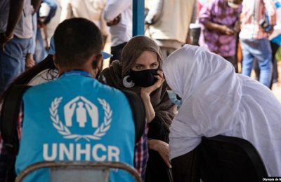 Akris Angelina Jolie (tengah), utusan khusus badan PBB untuk urusan pengungsi (UNHCR), saat berbincang-bincang dengan pengungsi Mali di kamp pengungsi Goudebo, Burkina Faso tahun lalu (foto: dok).