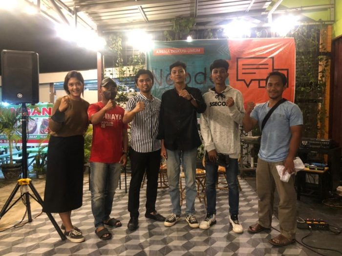 Bijak Ilhamdani, anggota DPRD Kabupaten PPU bersama pemuda benuo taka usai diskusi Ngode: IKN Pindah, Kalian Bisa Apa?. (ESY)