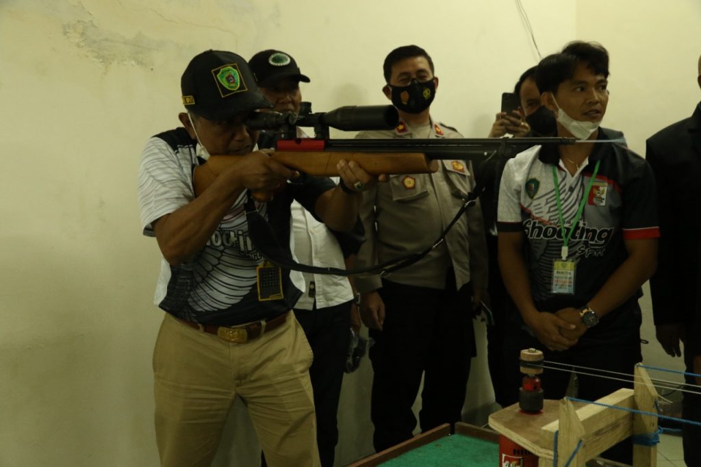 Plt Bupati Penajam Paser Utara, Hamdam Pongrewa saat mencoba venue latihan Perbakin. (ESY)