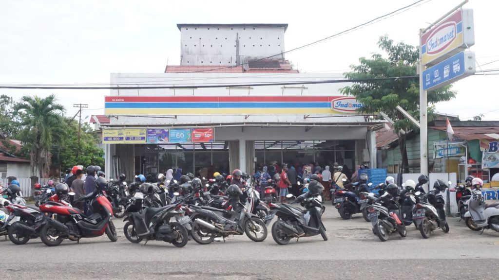 Kondisi gerai mini market yang dipadatoi masyarakat antri minia goreng. (TBS)