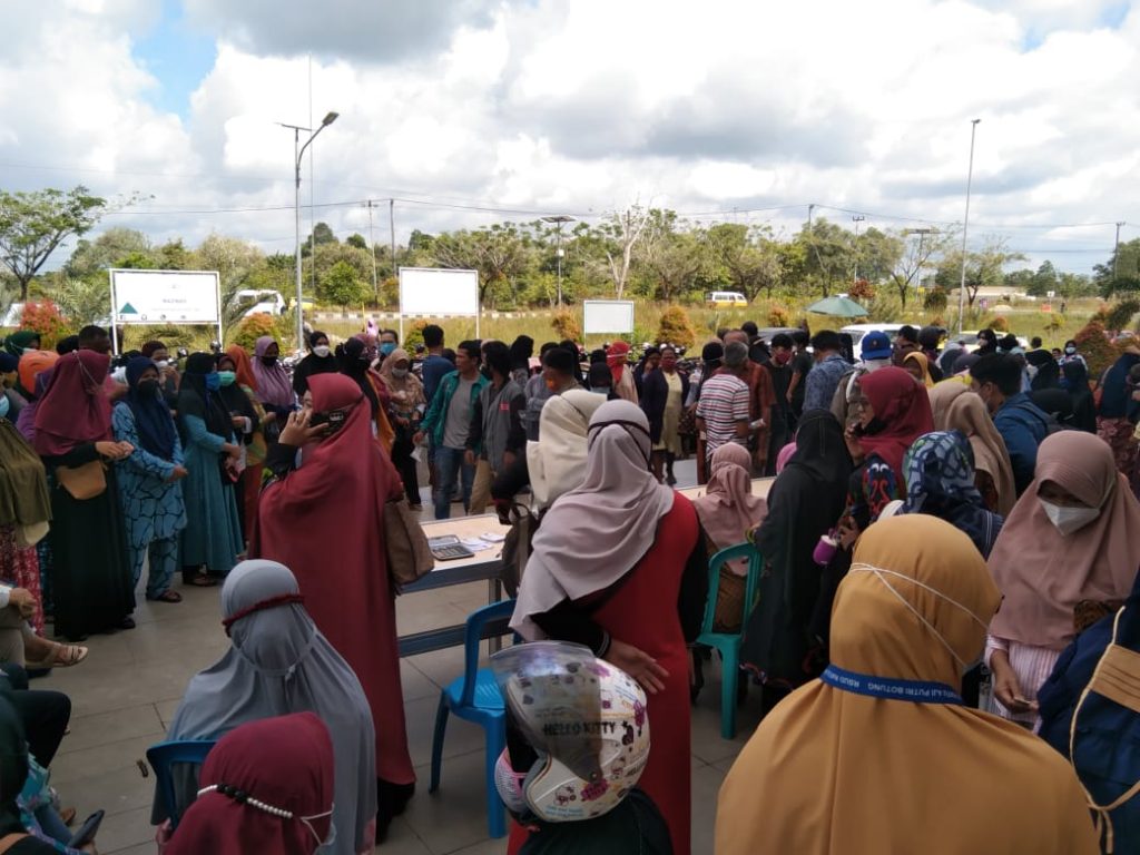 Situasi Pasar Murah di Masjid Al-Ikhlas Kabupaten Penajam Paser Utara. (ESY)