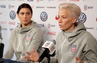 Bintang sepakbola putri AS, Megan Rapinoe (kanan) bersama rekan setimnya, Alex Morgan dalam konferensi pers di New York (foto: dok).