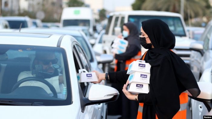 Para sukarelawan di Riyadh, Arab Saudi, membagikan makanan berbuka puasa selama bulan suci Ramadan, 3 April 2022.(REUTERS/Ahmed Yosri)