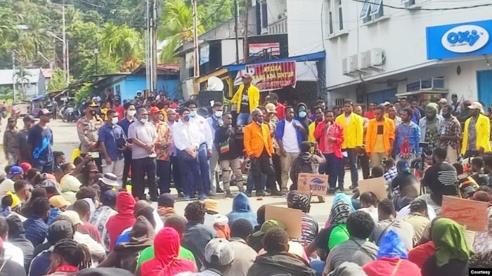 Ketua DPR Papua Jhonny Banua Rouw, dan sejumlah anggotanya menemui ratusan massa aksi menolak pemekaran Papua di Lingkaran Abepura, Kota Jayapura, Jumat (1/4). (Foto: Humas DPR Papua)