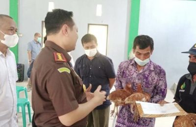 Dinas Pertanian Bersama Kejari Pulang Pisau Salurkan Bantuan Ayam Petelur. (Ist)