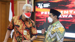 Gubernur Jawa Tengah Ganjar Pranowo (kiri) dan Wakil Gubernur Taj Yasin Maimoen berbincang usai menghadiri acara pembentukan Satgas penanganan kemiskinan ekstrem di Semarang, pada 8 Oktober 2021. (Foto: Courtesy/Humas Pemda Jateng)