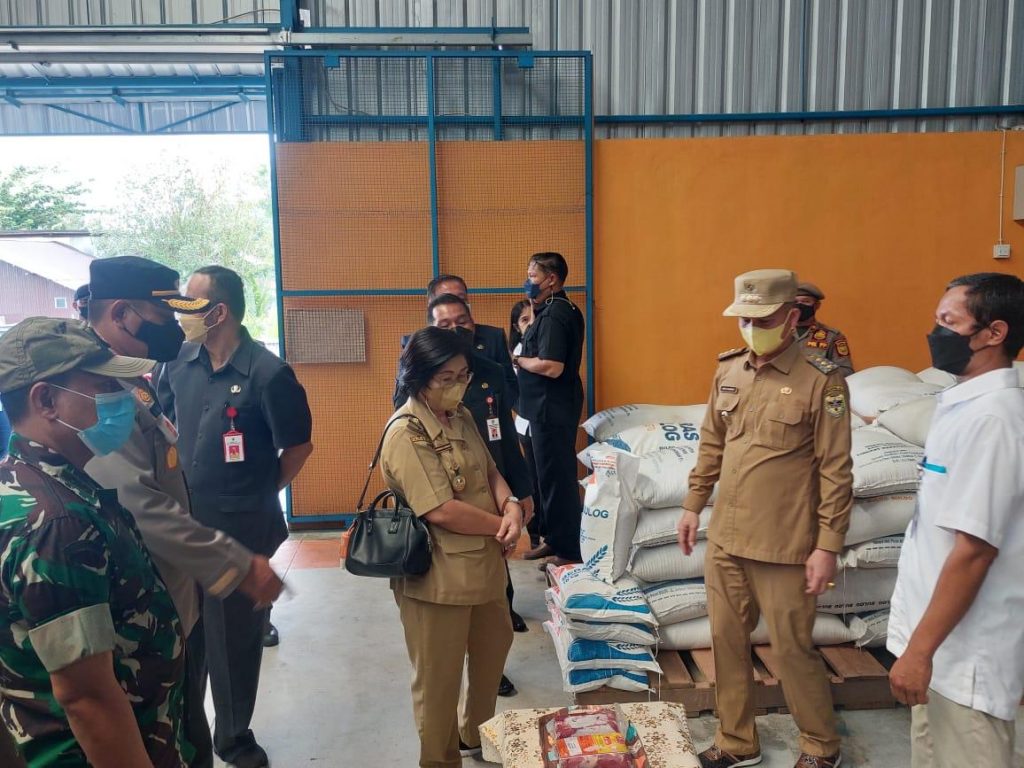 Forkopimda setempat melaksanakan operasi pasar dalam pemantauan harga kebutuhan pokok di Pasar Besar dan Gudang Bulog Kecamatan Kurun Kabupaten Gunung Mas. (Ist)