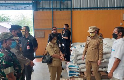 Forkopimda setempat melaksanakan operasi pasar dalam pemantauan harga kebutuhan pokok di Pasar Besar dan Gudang Bulog Kecamatan Kurun Kabupaten Gunung Mas. (Ist)