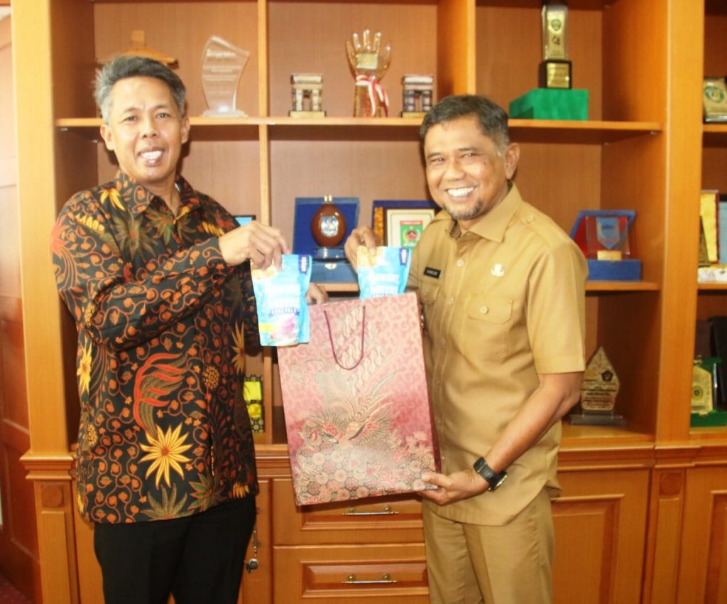 Kunjungan Pelaksana Tugas (Plt) Asisten Pemerintahan dan Kesra, Pemkot Palu, Muhammad Akhir Armansyah, rombongan diterima langsung oleh Plt. Bupati PPU, H. Hamdam. (Ist)