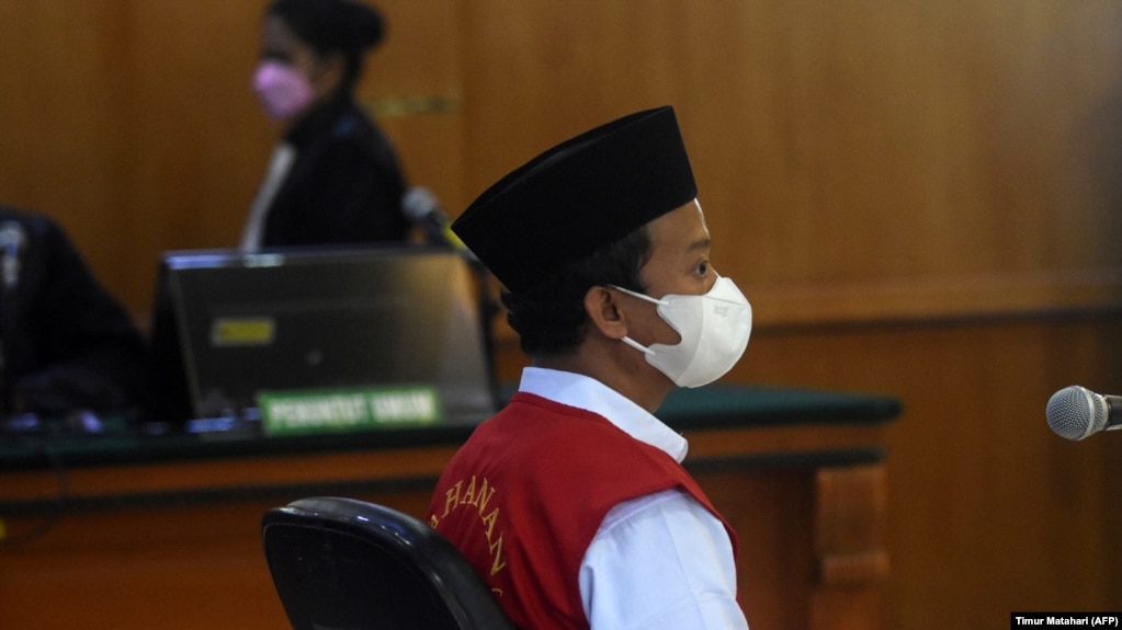 Herry Wirawan di pengadilan di Bandung, Jawa Barat pada 15 Februari 2022, di mana saat itu ia dijatuhi hukuman penjara seumur hidup atas pemerkosaan terhadap 13 siswa, semuanya di bawah umur. (Foto: AFP/Timur Matahari)