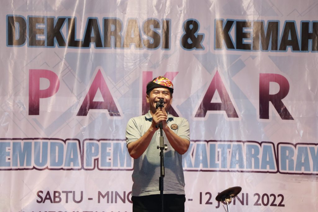 RAMAH TAMAH: Gubernur Kaltara Drs H Zainal A Paliwang SH, M.Hum memberi pengarahan pada malam silaturahmi PAKAR di Pantai Tanah Kuning, Kecamatan Tanjung Palas Timue, Kabupaten Bulungan, Sabtu (11/6) malam. (Ist)