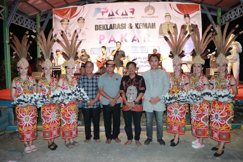RAMAH TAMAH: Gubernur Kaltara Drs H Zainal A Paliwang SH, M.Hum memberi pengarahan pada malam silaturahmi PAKAR di Pantai Tanah Kuning, Kecamatan Tanjung Palas Timue, Kabupaten Bulungan, Sabtu (11/6) malam. (Ist)