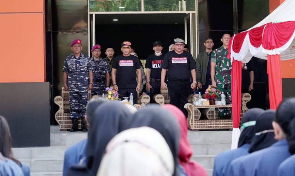PELEPASAN: Gubernur Kaltara, Drs H Zainal A Paliwang SH, M.Hum memberikan arahan kepada 994 mahasiswa UBT yang akan melaksanakan program KKN di Lapangan LSIH UBT, Jumat (10/6). (Ist)