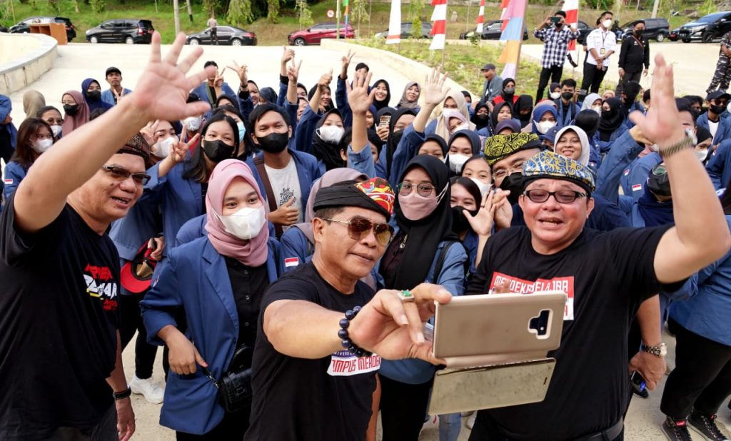 PELEPASAN: Gubernur Kaltara, Drs H Zainal A Paliwang SH, M.Hum melakukan swafoto bersama mahasiswa UBT yang akan menjalankan program KKN di sejumlah daerah di Kaltara, Jumat (10/6). (Ist)