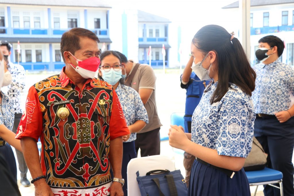 Gubernur Kaltara, Drs H Zainal A Paliwang SH, M.Hum berbincang bersama salah satu siswa. (Ist)