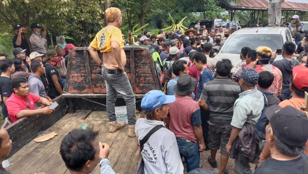 Aksi warga yang terdiri dari Desa Kerang, Tebru Paser Damai, Saing Prupuk dan Petangis. (Ist)