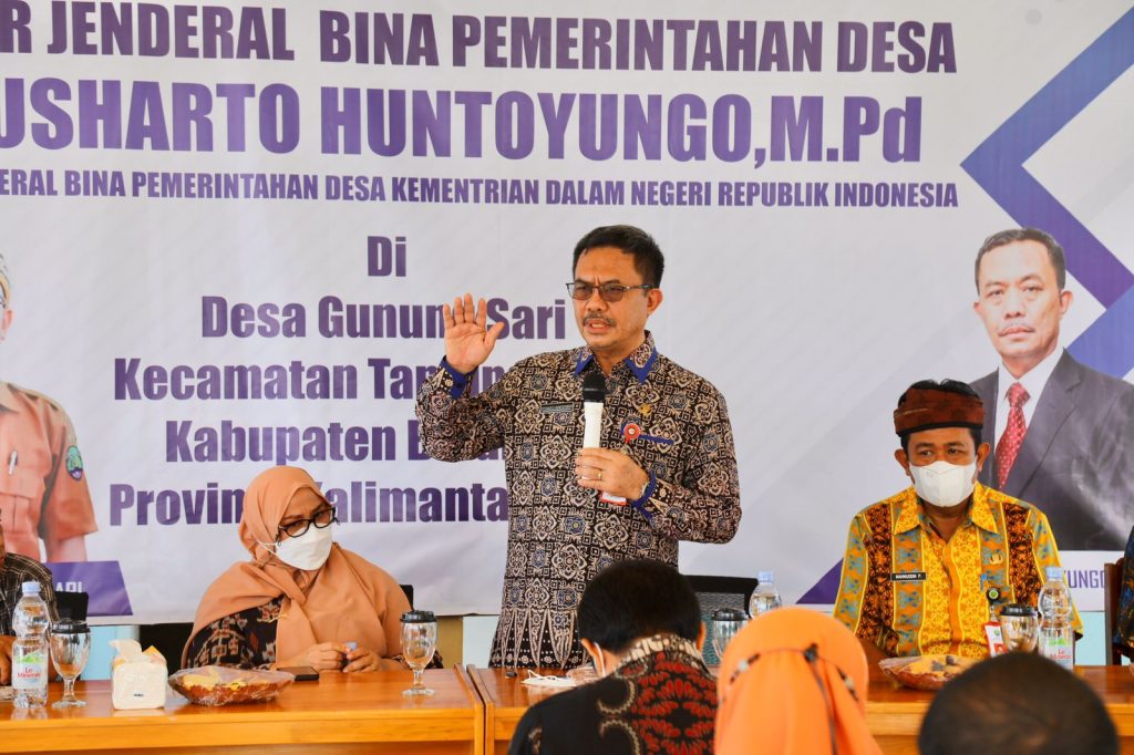 PENANGANAN ASET: Direktur Jenderal Bina Pemerintah Desa Kemendagri, Yusharto Huntoyungo memberikan arahan terkait penanganan aset desa di Desa Gunung Sari, Jumat (24/6). (Ist)