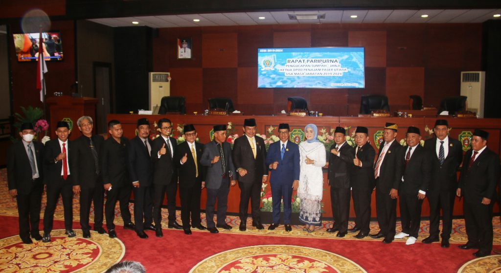 Syahruddin M Noor berfoto bersama anggota dewan lainnya, usai paripurna pelantikan sebagai Ketua DPRD Kabupaten PPU. (Ist)