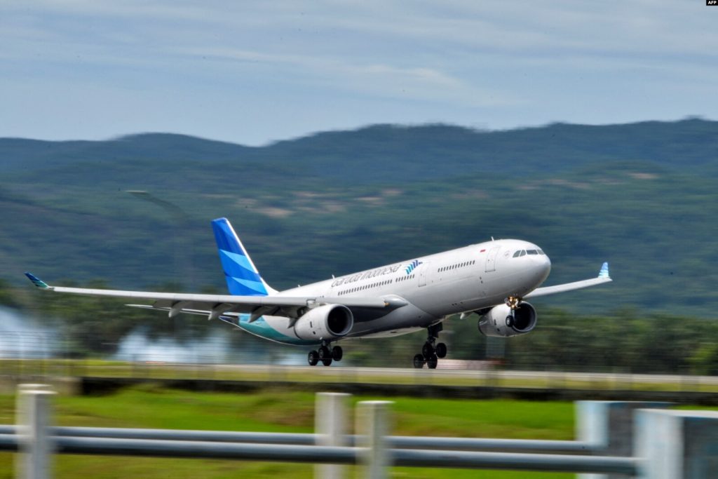 Pesawat Airbus A330 Garuda Indonesia mendarat di Bandara Internasional Sultan Iskandar Muda Blang Bintang, Provinsi Aceh, 13 Juli 2021. (CHAIDEER MAHYUDDIN/AFP)