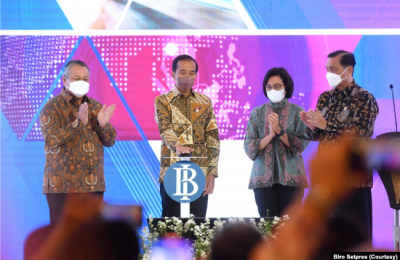 Presiden Joko Widodo saat meluncurkan Kartu Kredit Pemerintah (KKP) Domestik dan QR Code Indonesia Standard (QRIS) Antarnegara pada Senin (29/8), di Kantor Bank Indonesia (BI), Jakarta. (Foto: Biro Setpres)
