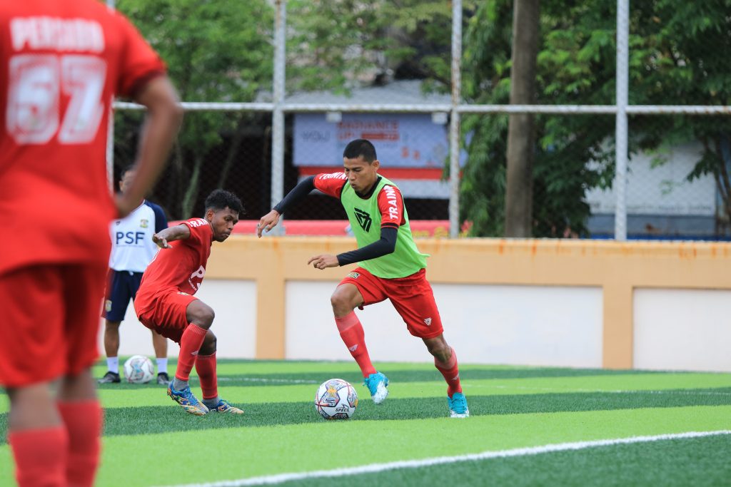 Pemain Persia Balikpapan melakukan latihan persiapan menghadapi Persipura Jayapura. (log)