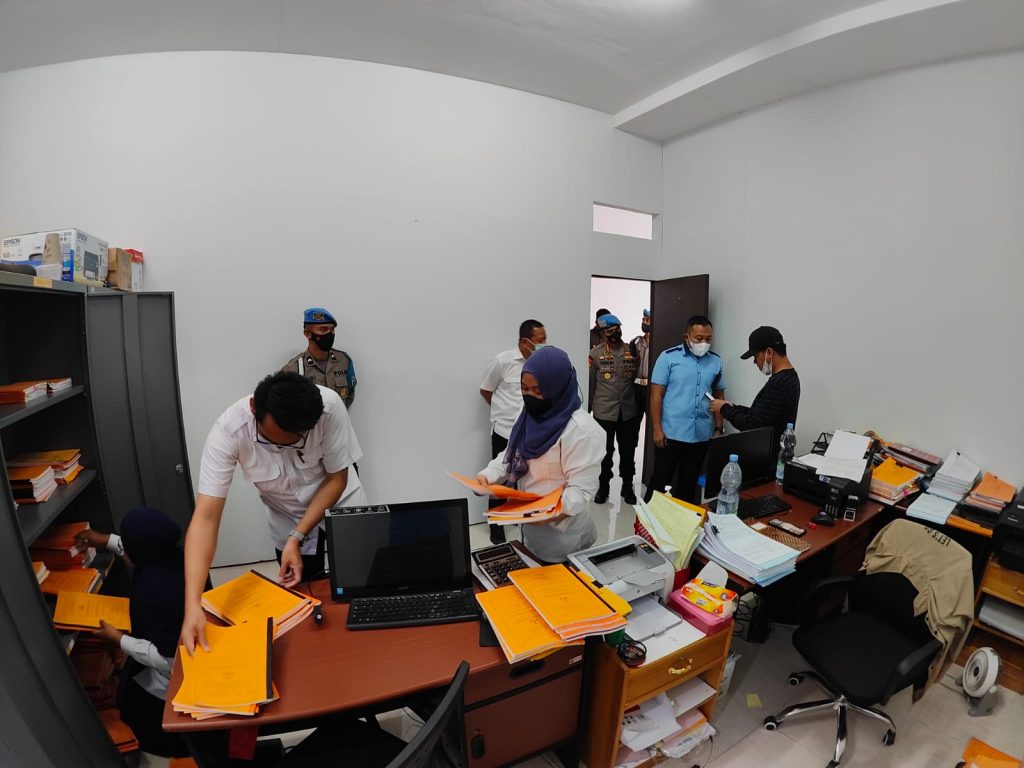 Polda Kaltara menggeledah kantor BPJN setempat. (Ist)