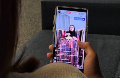 Pengguna TikTok dapat menonton live streaming para pelaku UMKM yang menawarkan produknya sambil berbelanja secara langsung pada platform tersebut (foto: courtesy).